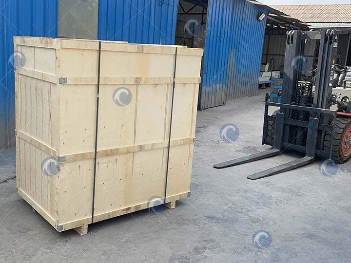 Wooden case packing of the grain crusher