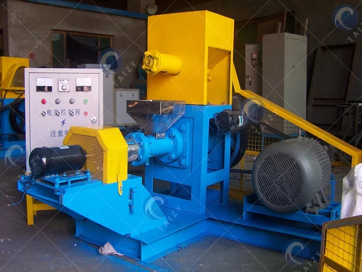 Automatic feed pellet mill